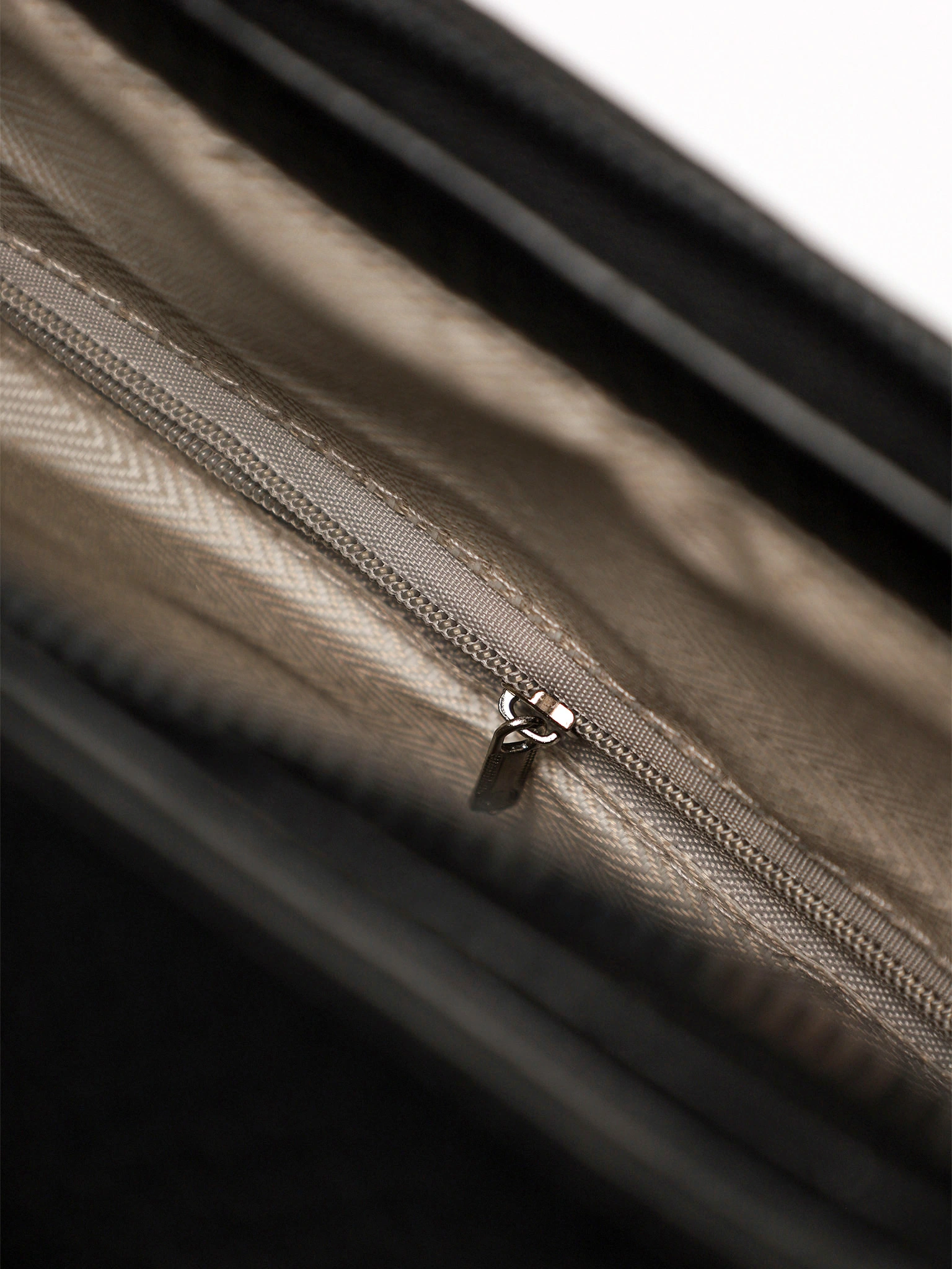 Сумка-тоут с карманом на кнопке и декоративным платком в ассортименте